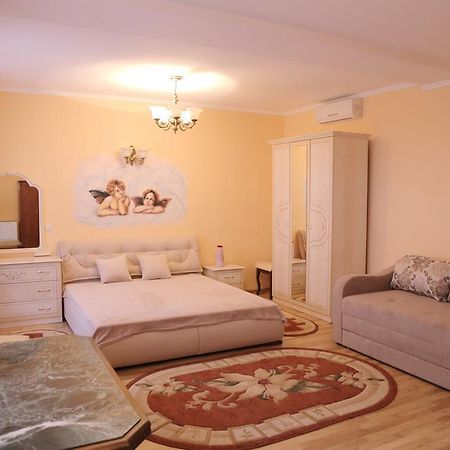 Hôtel Gracia à Berehove  Extérieur photo