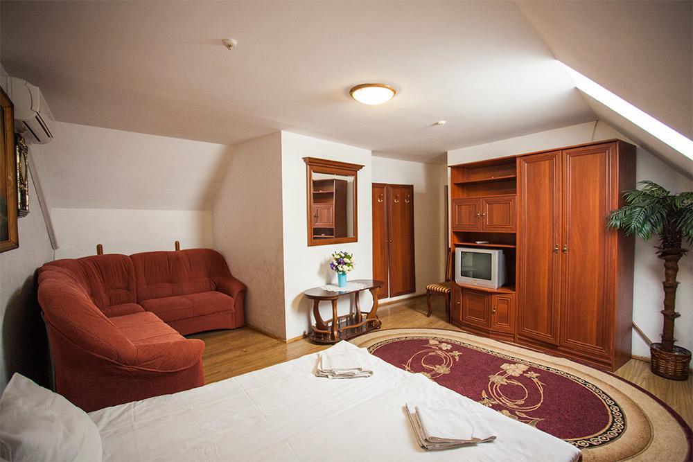 Hôtel Gracia à Berehove  Extérieur photo