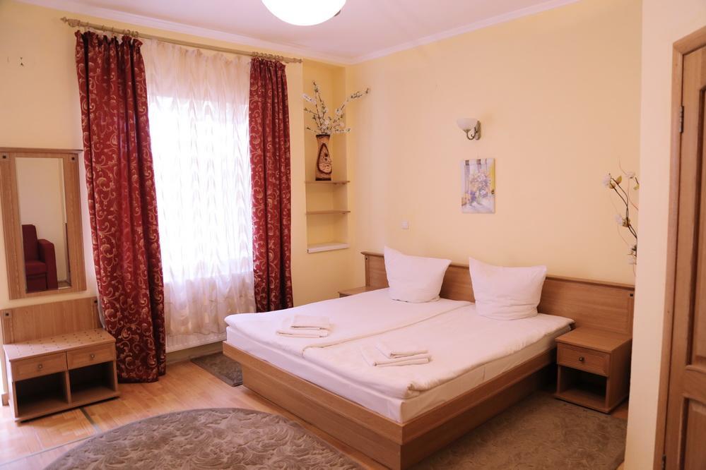 Hôtel Gracia à Berehove  Extérieur photo