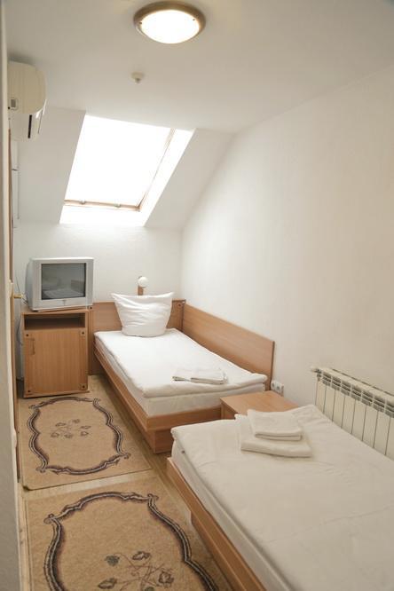 Hôtel Gracia à Berehove  Extérieur photo