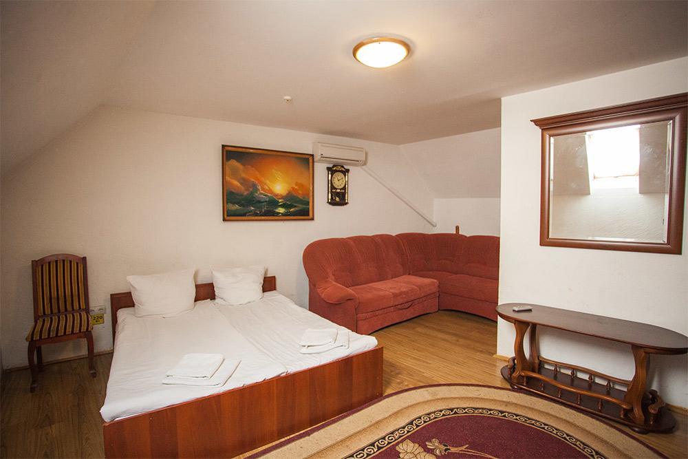 Hôtel Gracia à Berehove  Extérieur photo