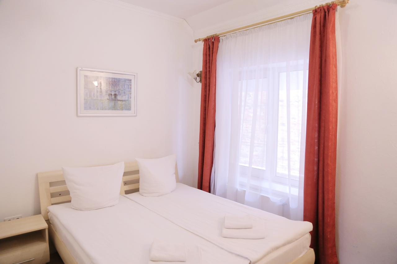 Hôtel Gracia à Berehove  Extérieur photo