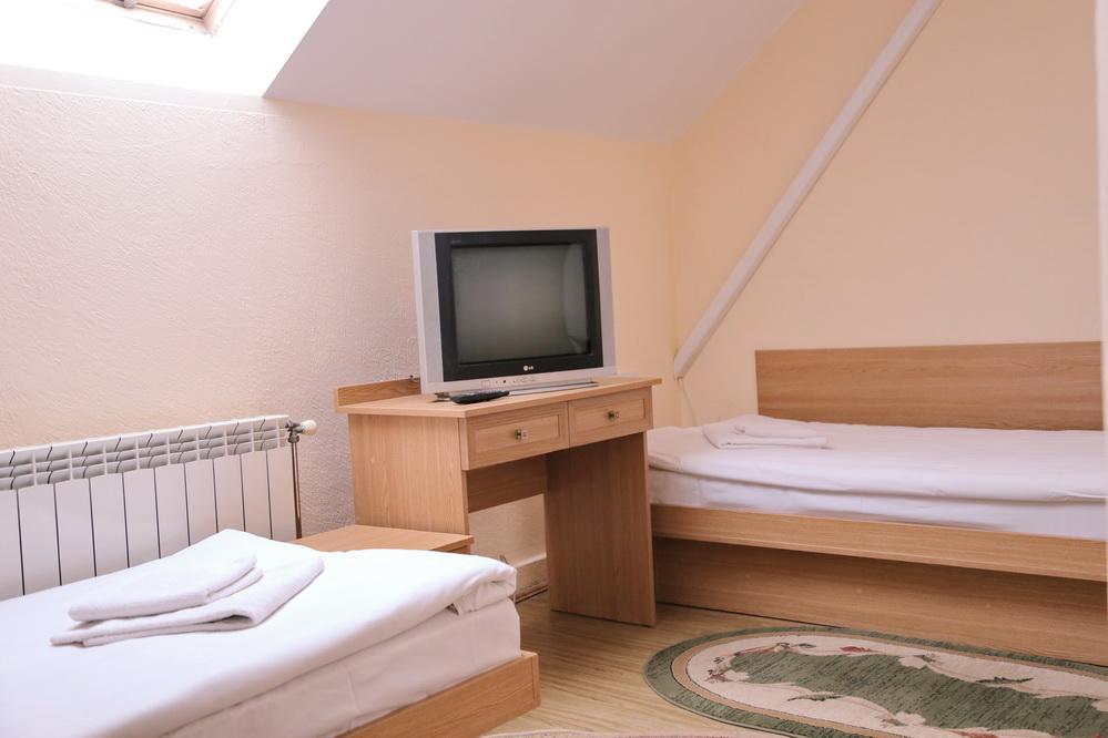 Hôtel Gracia à Berehove  Extérieur photo