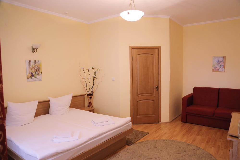 Hôtel Gracia à Berehove  Extérieur photo