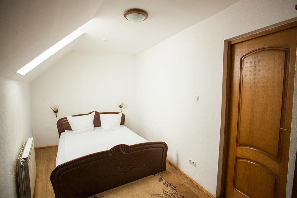 Hôtel Gracia à Berehove  Extérieur photo