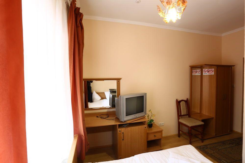 Hôtel Gracia à Berehove  Extérieur photo