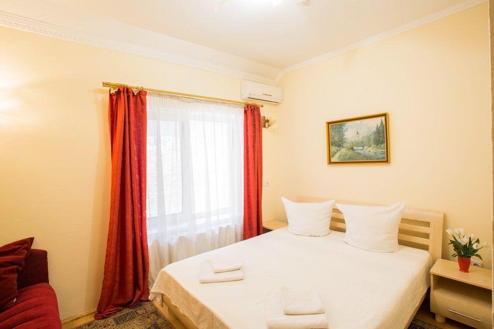 Hôtel Gracia à Berehove  Extérieur photo