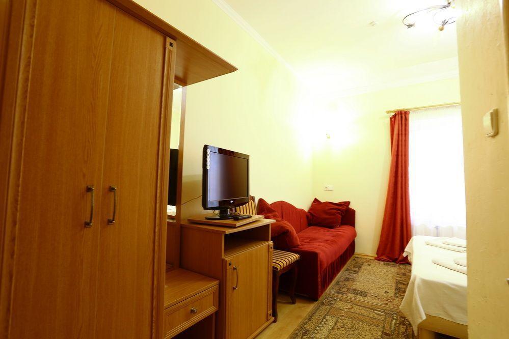 Hôtel Gracia à Berehove  Extérieur photo